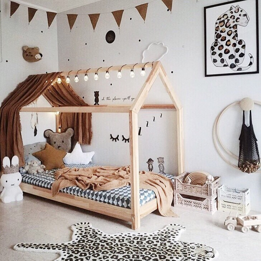 chambre enfant avec lit cabane et ambiance jungle